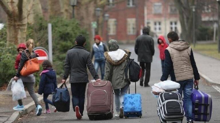 ما هي أول دولة أوروبية تجرّد لاجئين سوريين من تصاريح الإقامة؟