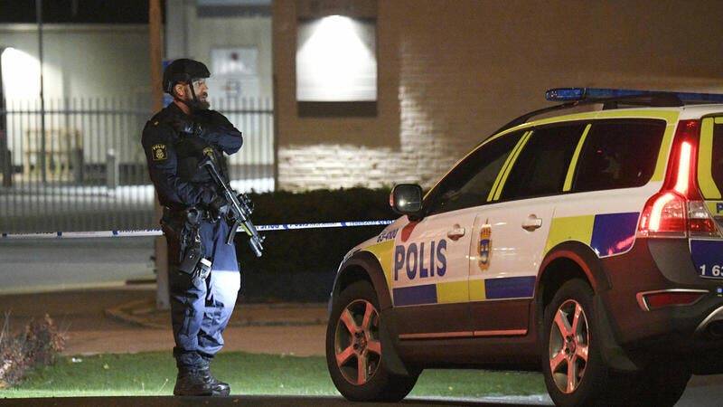 السويد.. إصابة 8 أشخاص بسلاح أبيض والشرطة تحقق في 