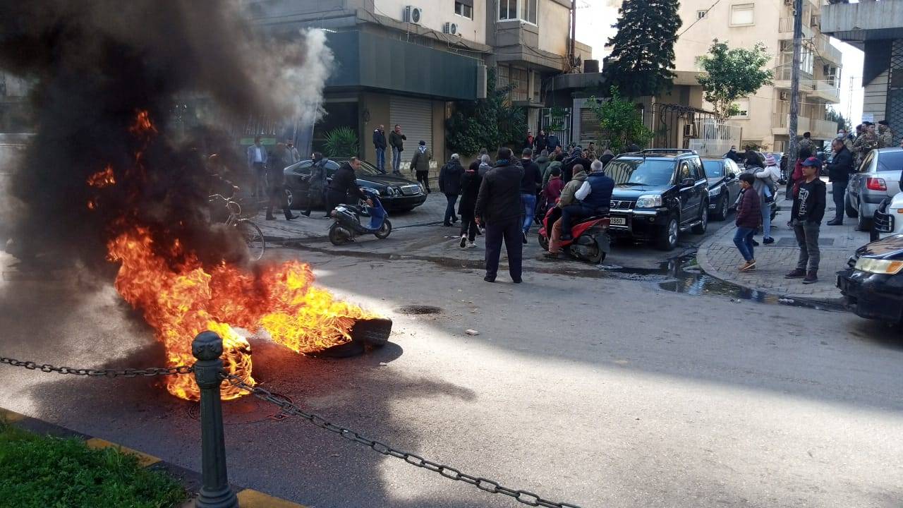 قطع الطرقات أمام منازل نواب ووزراء...إليكم التفاصيل