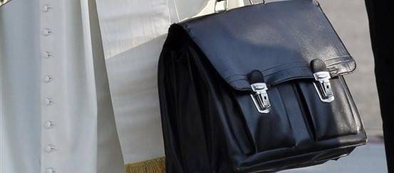 على ماذا تحتوي حقيبة البابا فرانسيس السوداء ؟