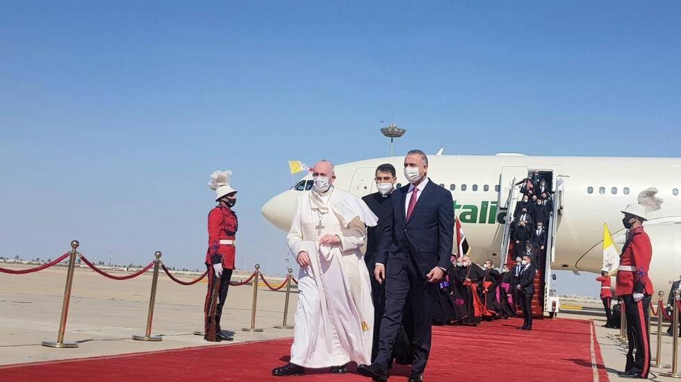 البابا فرنسيس يغادر مطار بغداد الدولي للقاء الرئيس العراقي