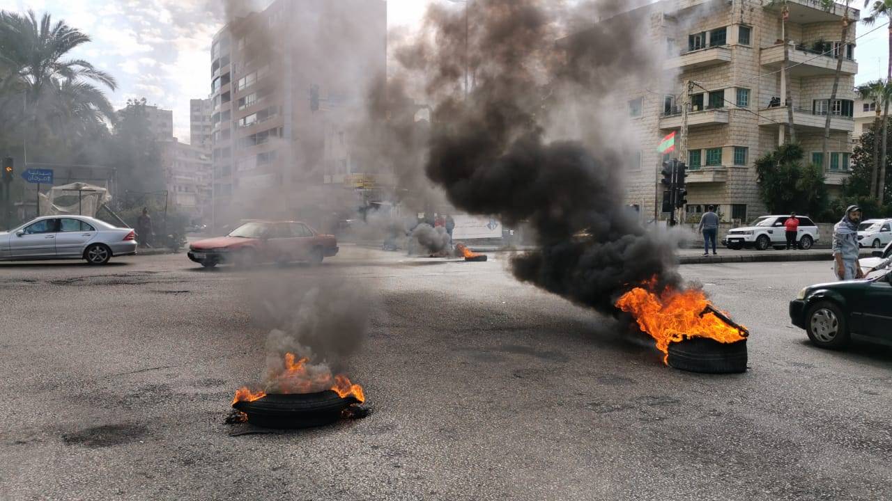 إشعال الإطارات عند دوار ايليا في صيدا احتجاجا على تردّي الاوضاع