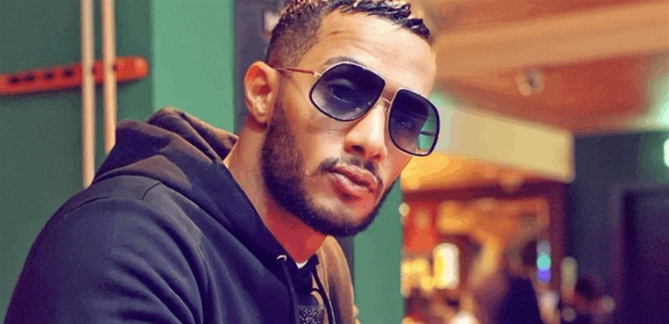 محمد رمضان يستفز الجمهور بسبب تصرفه مع مضيفة في الطائرة.. شاهدوا ماذا فعل (فيديو)