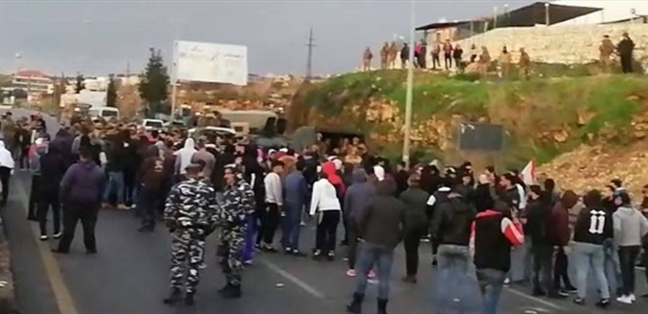 "ولعت" بين برجا والجيّة.. إشكال كبير بين عدد من المحتجين ومناصري "حزب الله"