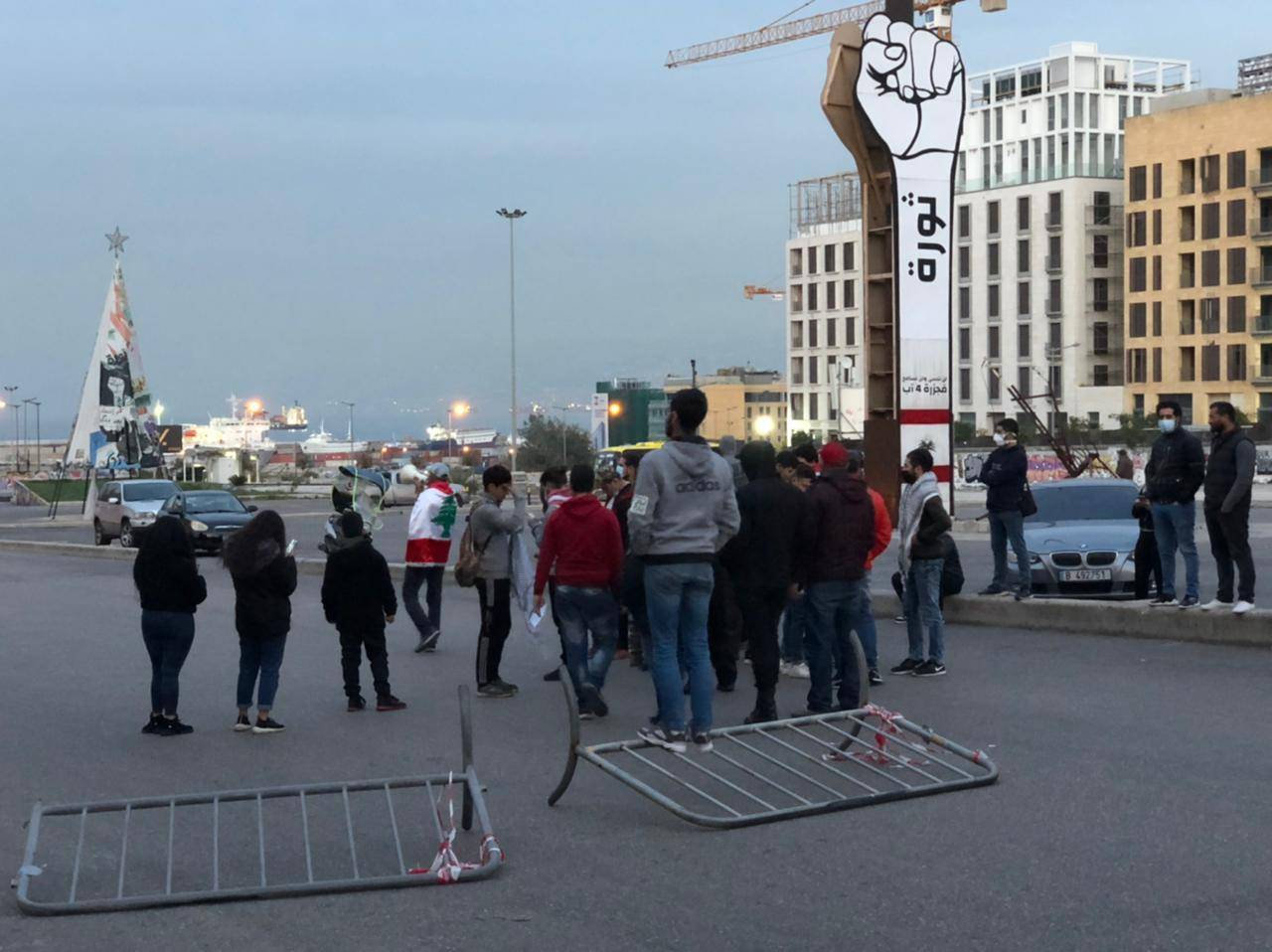 قطع الطرق المؤدية الى ساحة الشهداء بالدواليب المشتعلة