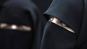 سويسرا تحظر ارتداء النقاب الإسلامي في الأماكن العامة