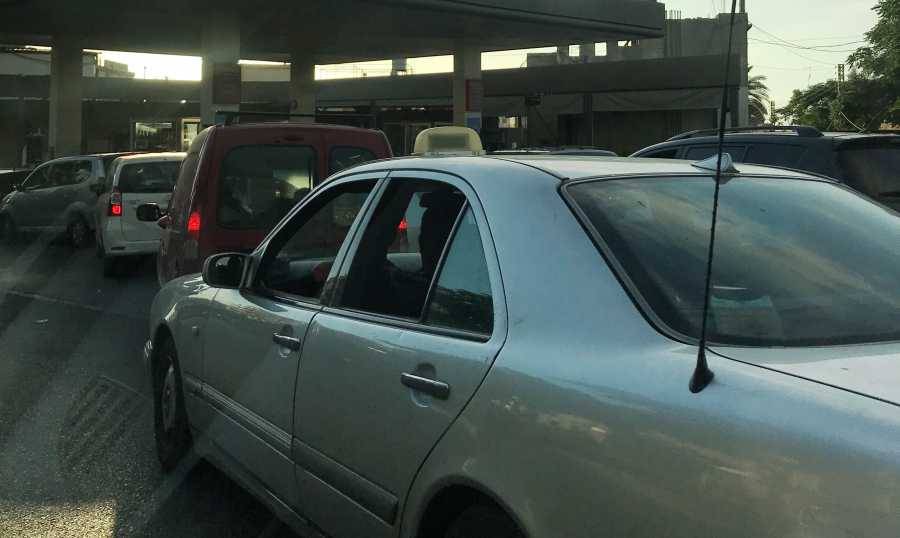 زحمة على محطات البنزين في صور