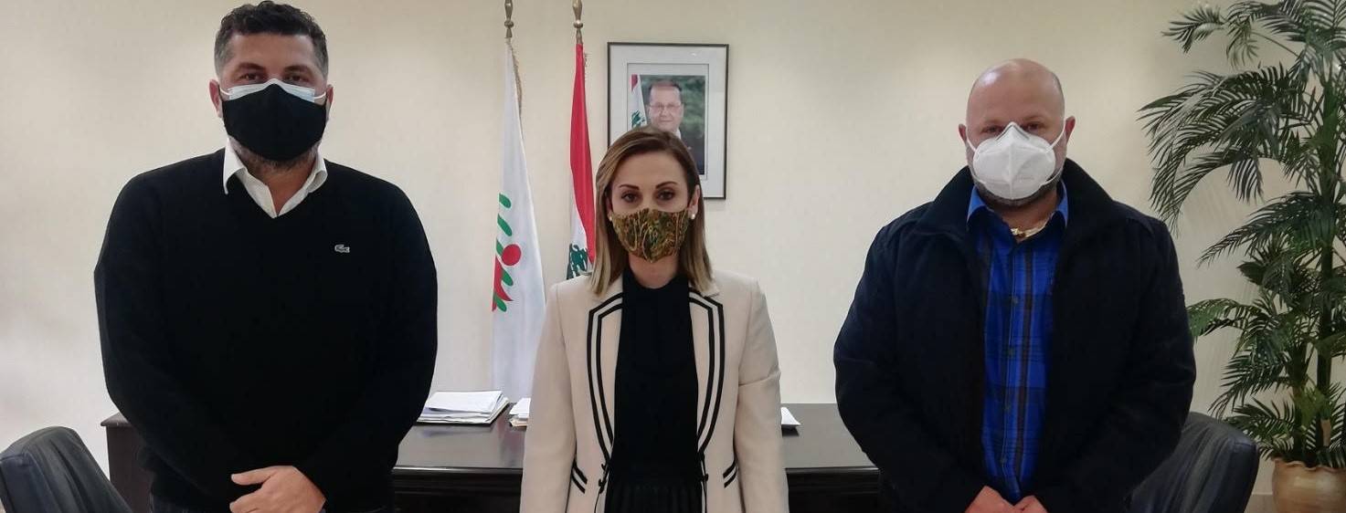 وفد من النادي اللبناني للسيارات والسياحة زار وزيرة الشباب والرياضة وعرض معها روزنامة الرياضة الميكانيكية