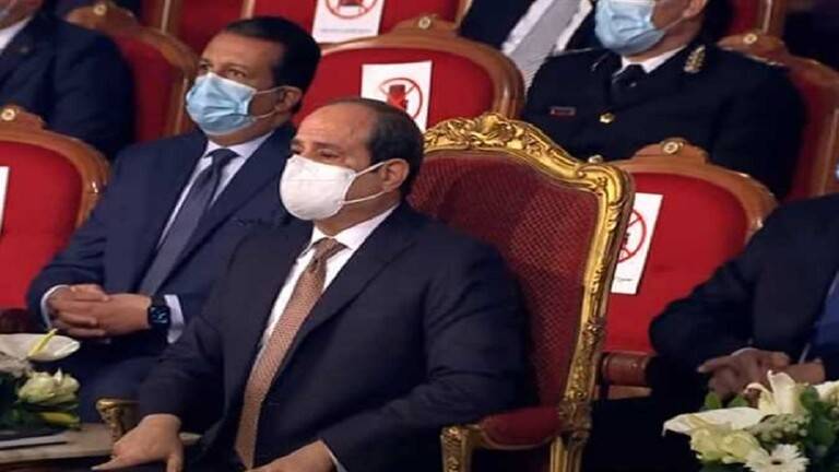 السيسي يبكي على الهواء متأثرا بكلام أسر شهداء الجيش المصري