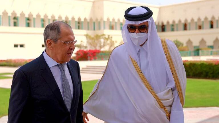 لافروف يجتمع في الدوحة مع أمير قطر ووزير خارجيتها