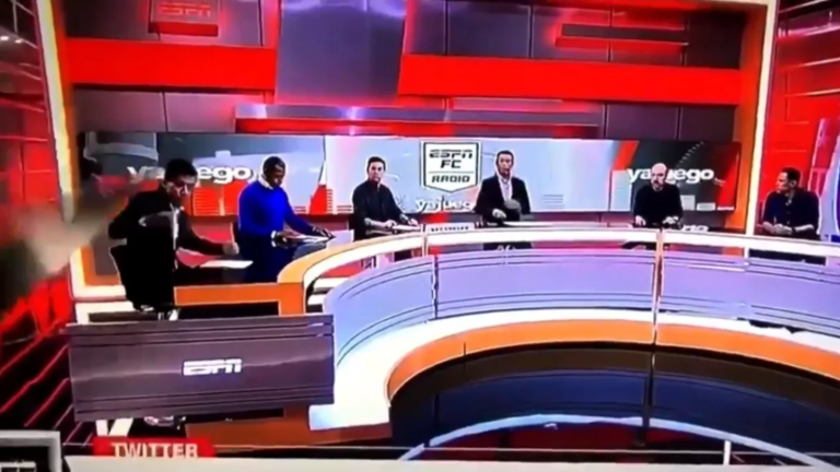 مذيع رياضي يتعرّض لحادث مروّع داخل الاستديو