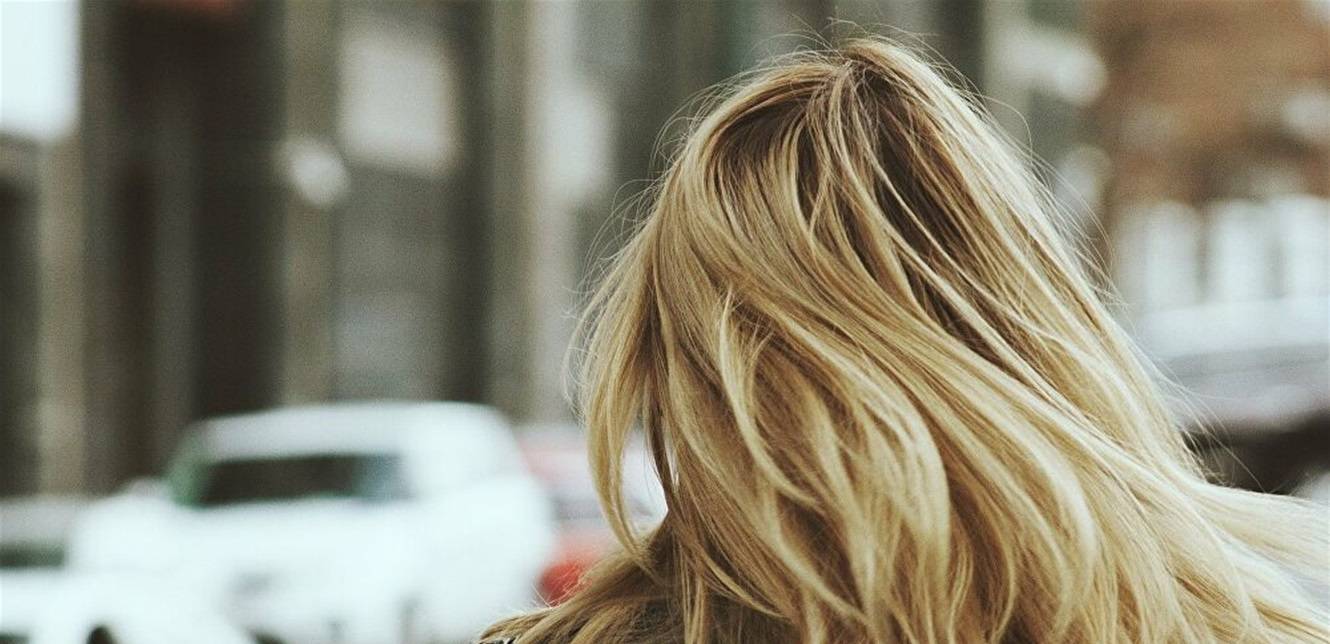 شعرها يلامس الأرض.. لم تقصّه منذ 15 عاما (صور)