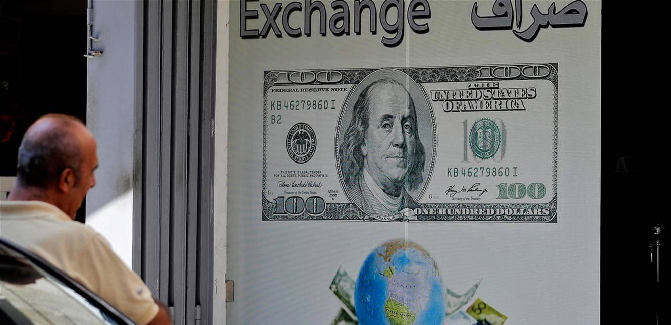ممثل لبناني ساخراً من اسلوب معالجة التلاعب بالدولار.. "حرتقة غريبة بالموتور"