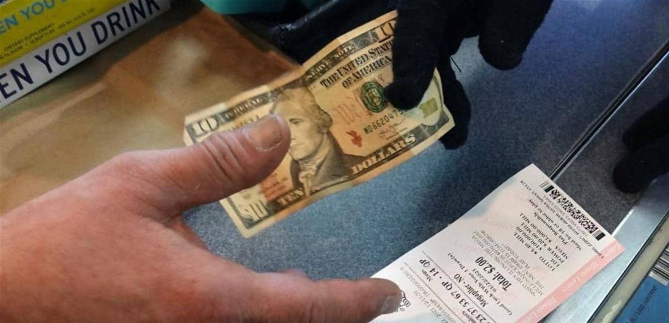 صدفة نادرة.. اشترى قطعة بسكويت ففاز بآلاف الدولارات