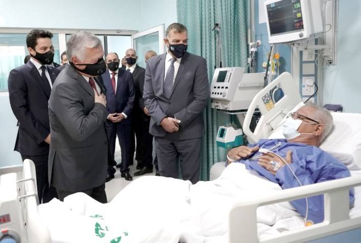 الملك الأردني يتفقد مستشفى السلط