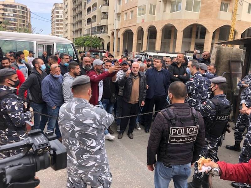 اعتصام لاصحاب وسائقي الباصات امام قصر العدل في طرابلس...والسبب؟