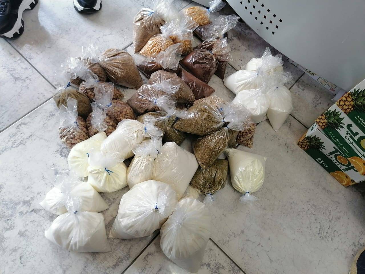 تسطير محضري ضبط على خلفية عرض مواد غذائية مدعومة بأكياس شفافة