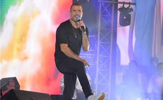 لحظة سقوط عمرو دياب على خشبة المسرح.. شاهدوا ردّة فعله