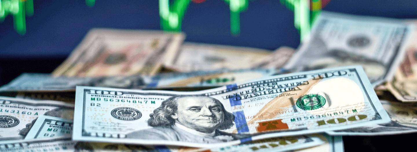 الدولار يرتفع عالمياً والعملات العالية المخاطر تتضرر