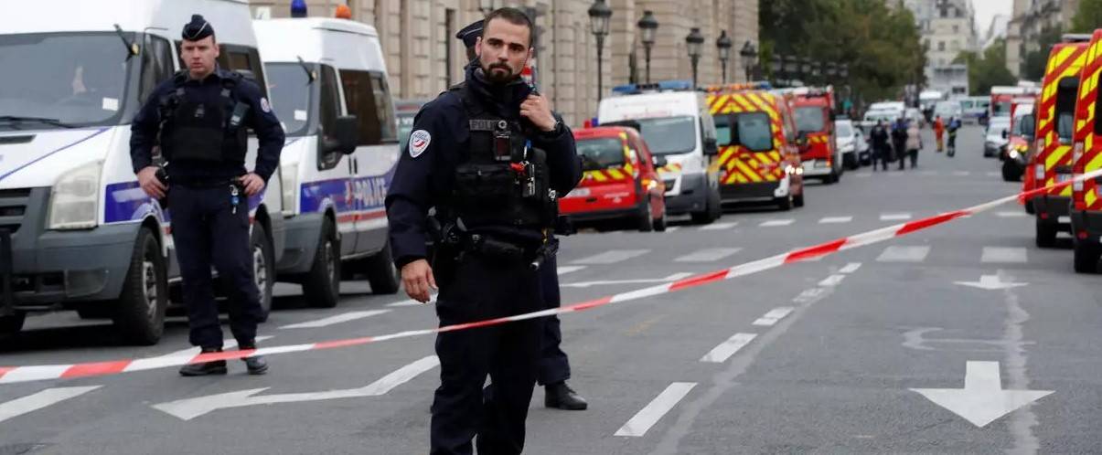 شرطي يطلق النار ويقتل شخصا هدده بسكين في باريس
