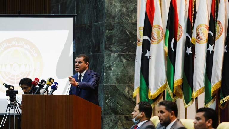 الحكومة الليبية تؤدي اليمين أمام مجلس النواب في طبرق بحضور عدد من السفراء