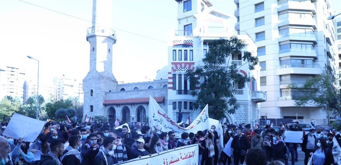 مجموعات من الحراك اعتصمت أمام الداخلية وانطلقت بمسيرة باتجاه مجلس النواب