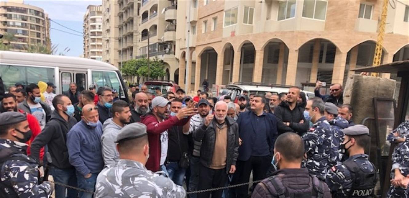 اعتصام لاصحاب وسائقي الباصات امام قصر العدل في طرابلس احتجاجا على توقيف شخصين