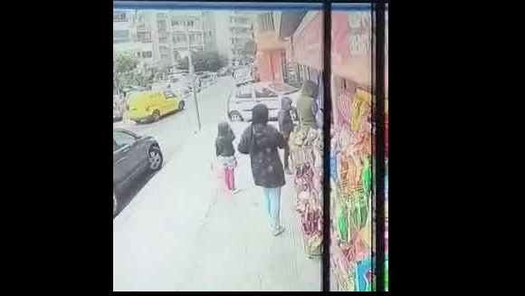 شاهدوا كيف حالت العناية الإلهية دون وقوع إصابات أثناء سقوط شرفة في حارة حريك