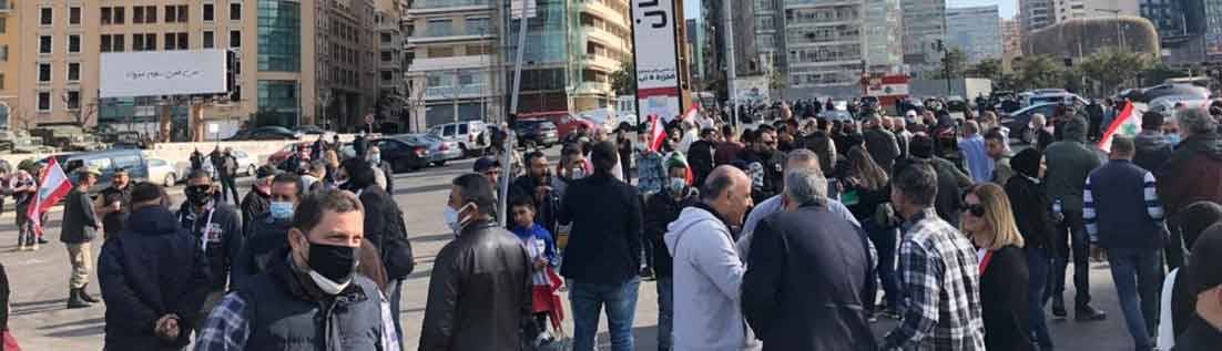الثورة تعود الى ساحة الشهداء... ونصب أول خيمة للمحتجين