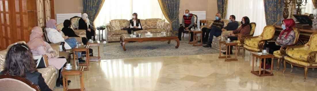 الحريري التقت متعاقدي الأساسي وتمنّت عليهم تعليق إضرابهم