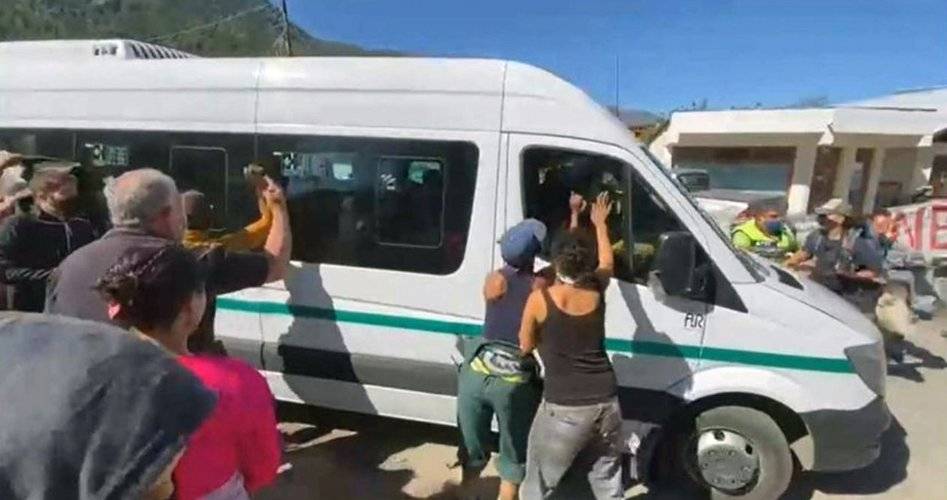 محتجون يهاجمون سيارة الرئيس الأرجنتيني ألبرتو فرنانديز