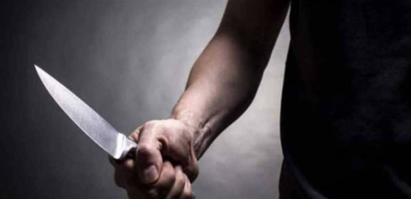 في جزين.. تعرض لطعنات داخل سيارته وطلب النجدة!