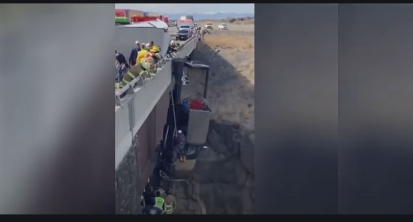 فيديو يحبس الأنفاس.. شاحنة تتدلى من جسر وأشخاص عالقون بداخلها