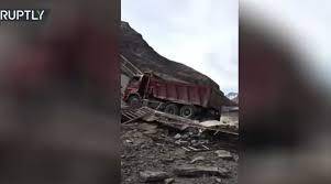 انهيار جسر لحظة مرور شاحنة