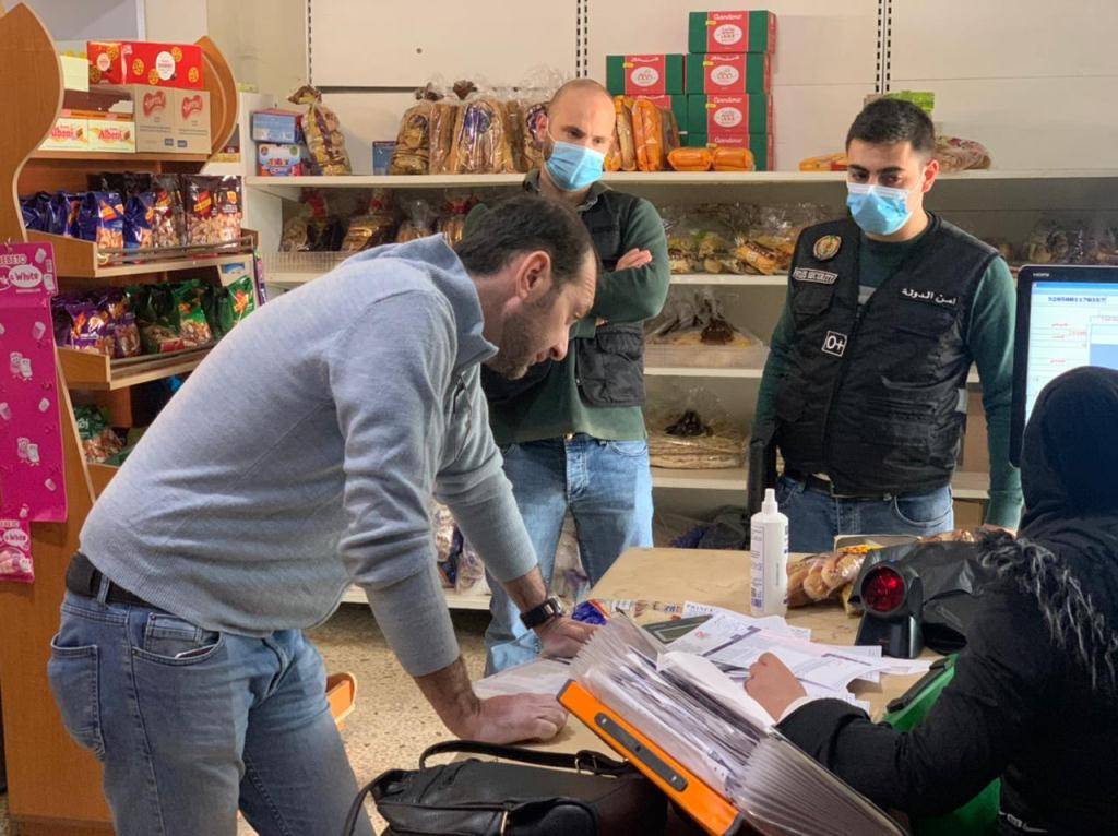 جولة في محال الاسمنت والمواد الغذائية...ومحاضر ضبط بحق محتكري البنزين