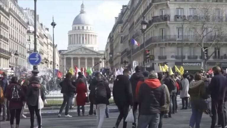 الآلاف يتظاهرون في باريس احتجاجا على عنصرية الشرطة والعنف الأمني