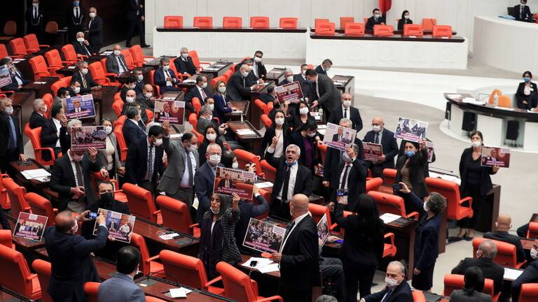 تركيا تعتقل نائبا مؤيدا للأكراد بعد اعتصامه داخل البرلمان