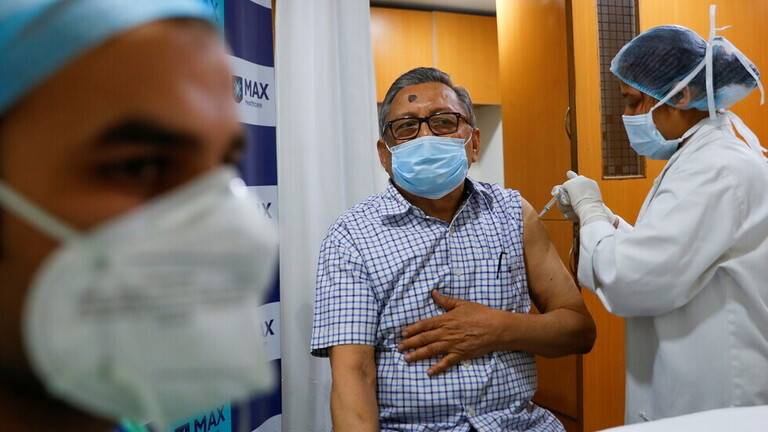 الهند ترجئ شحنات اللقاح إلى 3 دول بينها دولتان عربيتان..ما السبب؟
