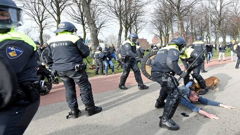اعتقال 58 شخصا خلال مظاهرة في أمستردام احتجاحا على الاجراءات التقييدية ضد اكورونا