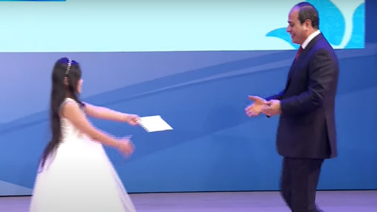 شاهدوا ردّة فعل السيسي بعد تلقيه رسالة مؤثرة من طفلة!