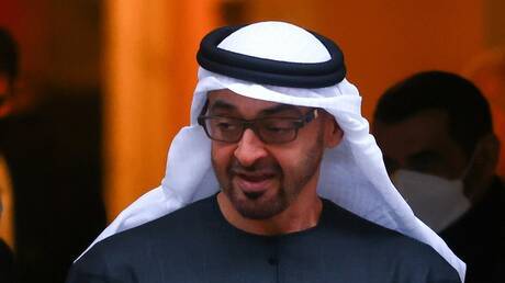 محمد بن زايد ينشر صورة مع والدته ويهنئ أمهات العالم