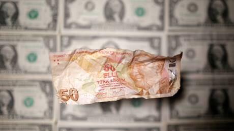 بورصة اسطنبول تعلق عمليات التداول بعد انهيار سعر صرف الليرة والانخفاض الكبير في المؤشر الرئيسي