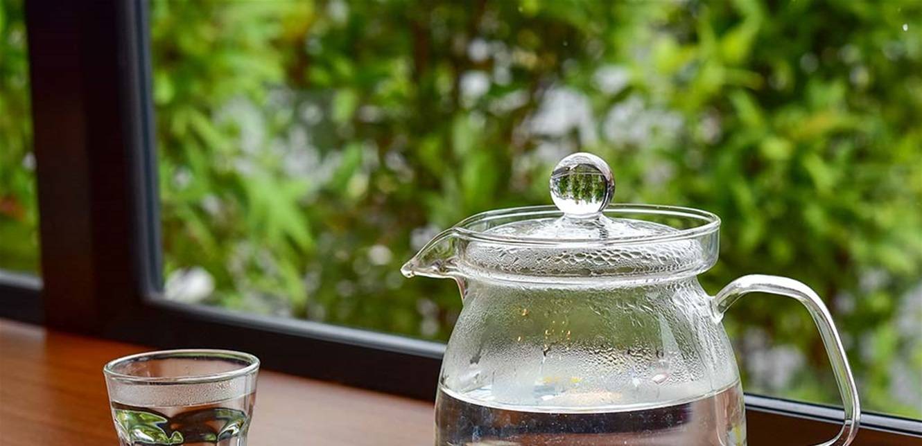ابدأ بها يومك... 7 فوائد صحية "مفاجئة" لشرب الماء الساخن صباحا