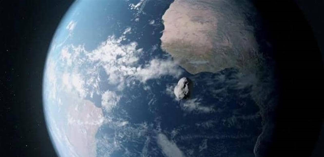 كوكب يمر بجانب الارض...فهل من خطر اصطدام؟