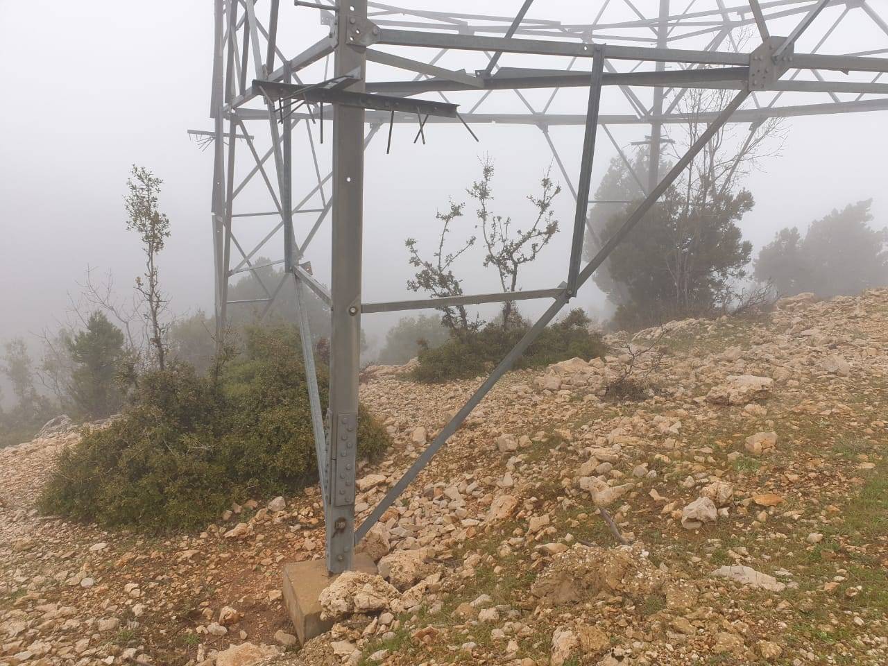 مؤسسة كهرباء لبنان: سقوط برج توتر عال بسبب سرقة زوايا التشبيك