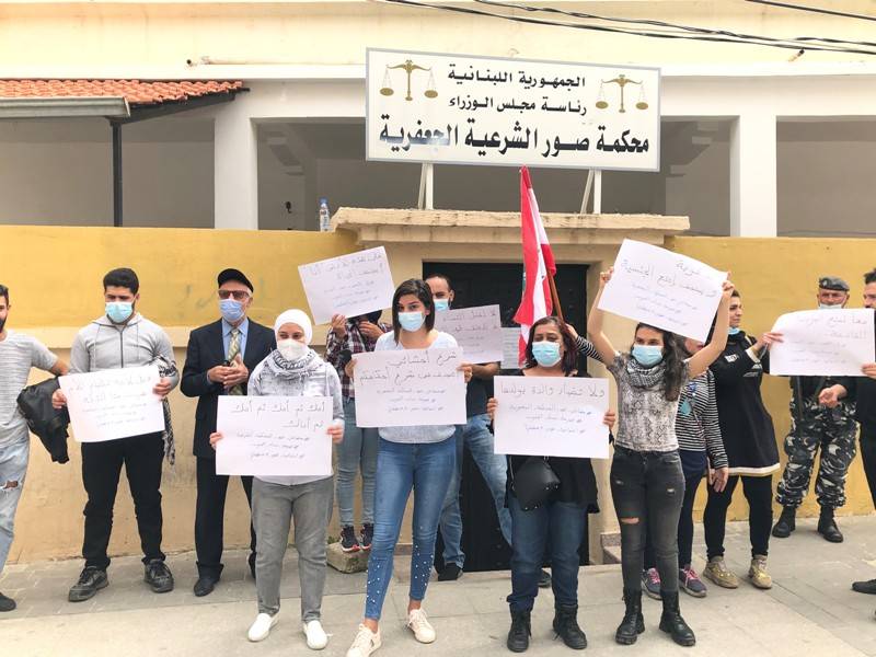 وقفة نسائية امام المحكمة الجعفرية في صور