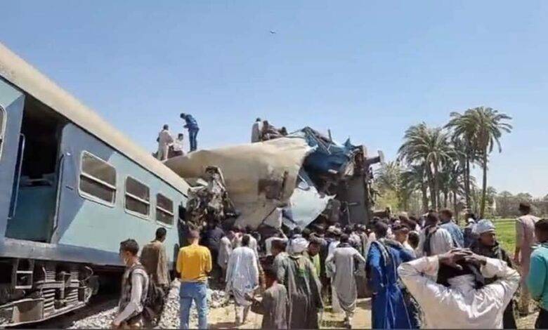 مصر.. السكك الحديدية تكشف سبب تصادم قطارين في الصعيد ووجود مجهولين وراء الحادث