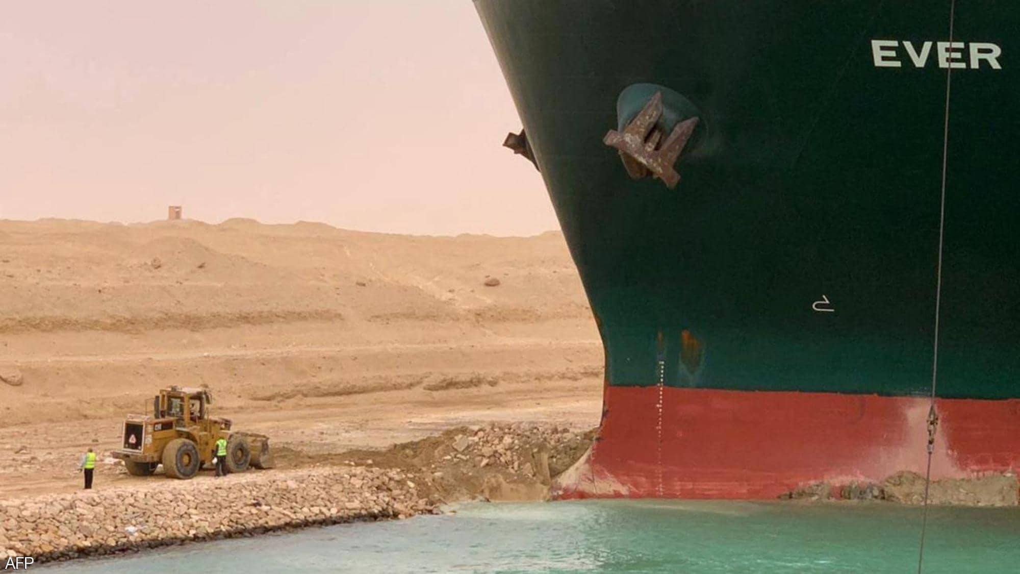 بالصور.. رئيس قناة السويس يكشف ما جرى بالممر المائي
