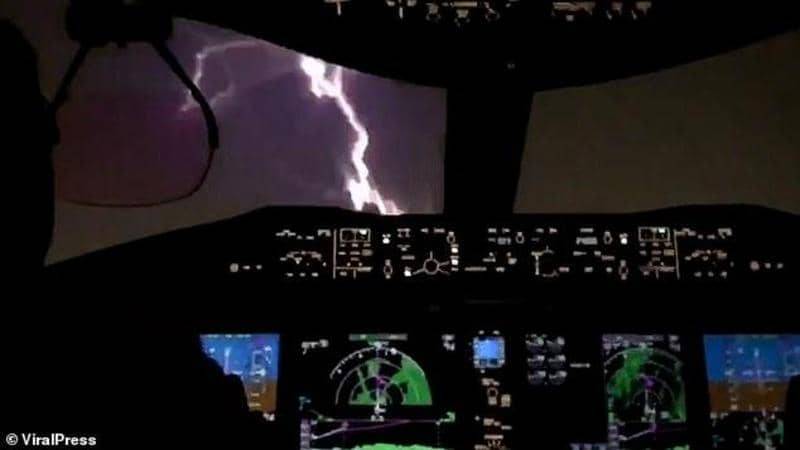 فيديو يوثق لحظة مرعبة.. صاعقة برق تضرب طائرة ركاب