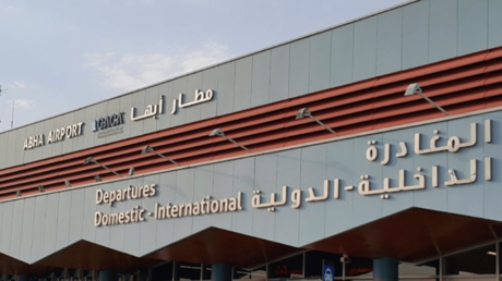 الحوثيون يعلنون استهداف مطار أبها في السعودية وإسقاط "مسيرة" أمريكية